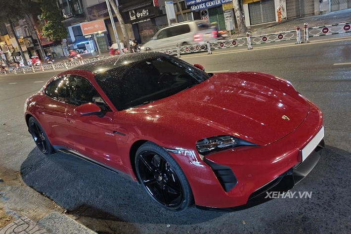 Trong bài là chiếc Porsche Taycan Turbo đầu tiên ra biển tại Việt Nam, xe có giá bán niêm yết 7,9 tỷ đồng và hiện đang trong thời gian tìm chủ mới. Ngoài bản Turbo, Porsche Taycan chính hãng ở nước ta còn có 2 bản nữa là Taycan 4S giá 5,72 tỷ đồng và Taycan Turbo S giá 9,55 tỷ đồng.