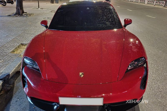 Ở phần ngoại hình, Porsche Taycan sở hữu những đường nét thiết kế, ADN mang đặc trưng của Porsche như phần đầu xe rộng và phẳng, những đường viền cao cùng nóc xe vuốt nhẹ tạo nên một dáng vẻ thể thao, mềm mại.