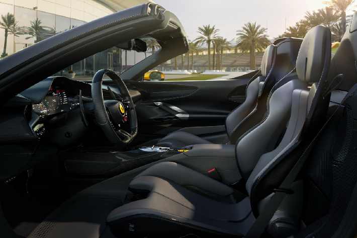 Ngoài màu sơn đen, chiếc siêu xe mui trần Ferrari SF90 Spider mới về đội của nam diễn viên Kevin Hart còn đi kèm các tùy chọn carbon và kẹp phanh màu vàng. Bên trong khoang lái xe có ghế ngồi màu đen với đường chỉ may cùng logo ngựa chồm màu vàng.