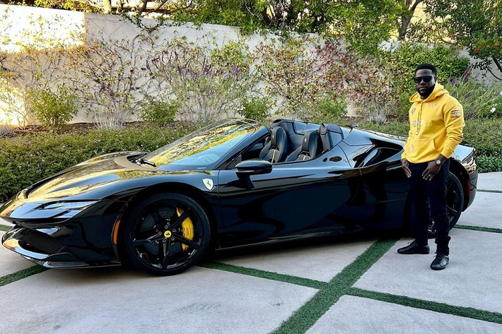 Mới đây, nam diễn viên kiêm danh hài Kevin Hart đã chia sẻ lên trang cá nhân của mình việc mới tậu siêu xe Ferrari SF90 Spider mui trần đã thu hút đông đảo sự quan tâm của cộng đồng mạng. Đây hiện là 1 trong những xe mui trần hot nhất trên thế giới và đang được nhiều đại gia Việt nhắm đến đưa về nước.