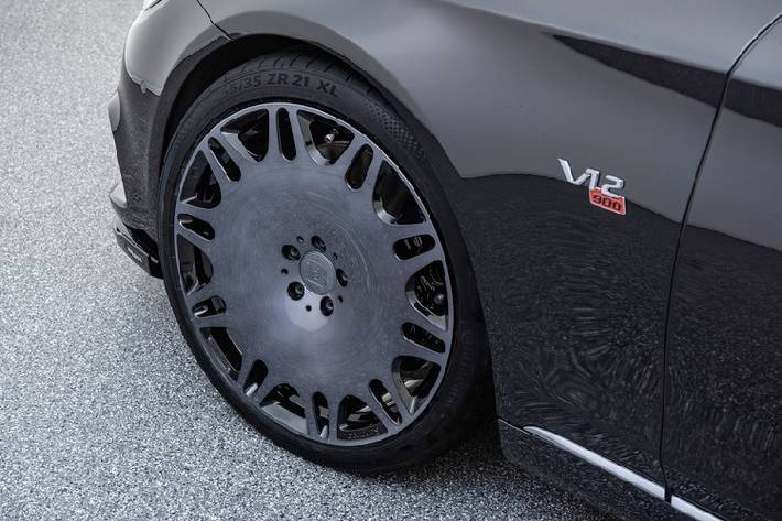 Huy hiệu Maybach đặt thẳng đứng ở nắp capo đã được thay thế bằng logo Brabus in chìm. Khu vực đuôi xe có thiết lập ống xả dạng quad, bộ khuếch tán mới cùng logo Brabus trên nắp cốp. Xe được trang bị bộ mâm Monoblock M 21 inch vẫn mang thiết kế đặc trưng của Maybach nhưng trông mạnh mẽ và hầm hố hơn.