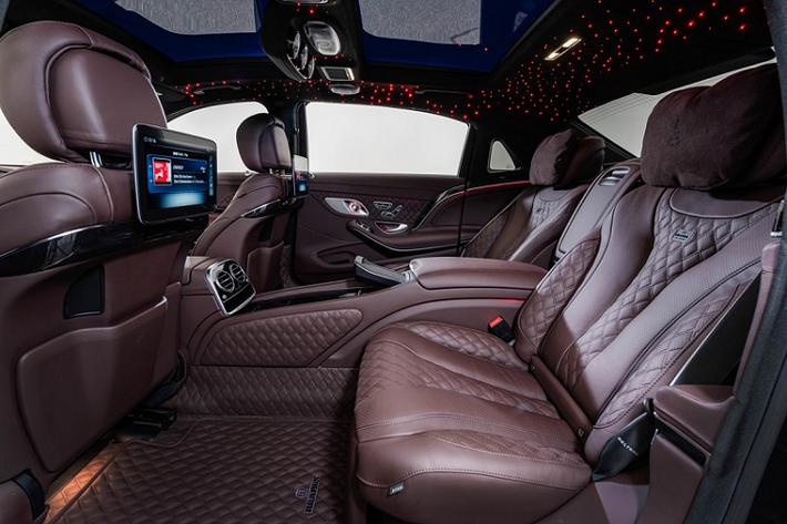 Về thiết kế, phần đầu xe Mercedes-Maybach S650 được sửa đổi với phối màu đen pha xám độc đáo, hốc hút gió dạng lưới ngăn cách với nhau bởi viền kim loại màu bạc cứng cáp.