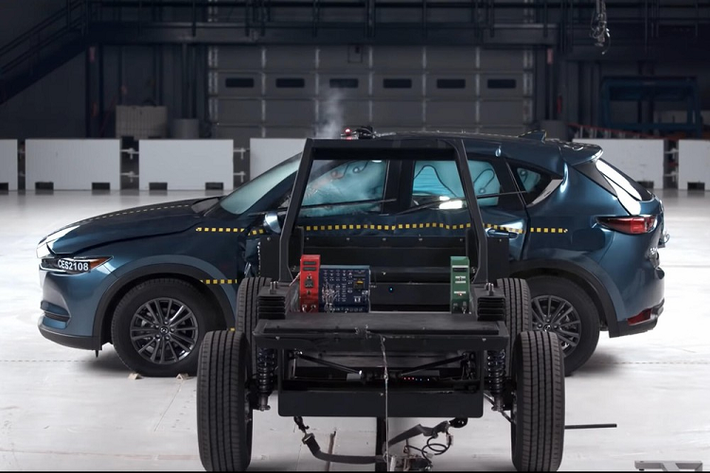 “An toàn là ưu tiên hàng đầu tại Mazda, và chúng tôi từ lâu đã nghiên cứu cách bảo vệ người ngồi trong xe khỏi các tác động từ phía bên sườn,” Masaki Ueno, Phó chủ tịch R&D, thiết kế và đảm bảo chất lượng của MNAO cho biết. “Chúng tôi đã nghiên cứu các vụ va chạm trong thế giới thực và sử dụng mô phỏng máy tính để xem xét cấu trúc thân xe và đường dẫn tải, mang đến kết quả thiết kế chắc chắn trên CX-5 kể từ năm 2017”.