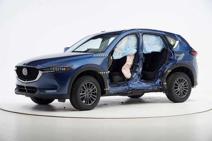 Chủ tịch IIHS David Harkey nói, “Chúng tôi đã phát triển bài kiểm tra mới này vì chúng tôi nghi ngờ có không gian để tiến bộ hơn nữa, và những kết quả này khẳng định điều đó. Điểm đánh giá Good cho CX-5 cho thấy khả năng bảo vệ chắc chắn trong một vụ va chạm bên sườn nghiêm trọng là điều hoàn toàn khả thi”.