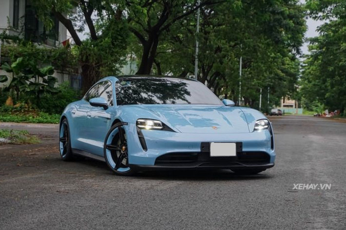 Hầu hết những chiếc Porsche Taycan tại Việt Nam đều sở hữu ngoại thất màu trắng tinh khôi, tuy nhiên, chiếc trong bài lại mang trên mình bộ cánh màu xanh dương Frozen Blue Metallic.
