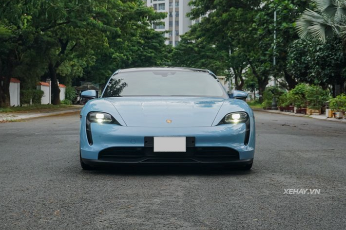 Đi kèm là bộ mâm 5 chấu màu đen và viền mâm màu xanh ấn tượng. Chiếc xe này thuộc phiên bản 4S tiêu chuẩn đang được phân phối chính hãng. Mức giá xe Porsche Taycan niêm yết chính hãng là 5,72 tỷ đồng, chưa bao gồm các tuỳ chọn thêm.