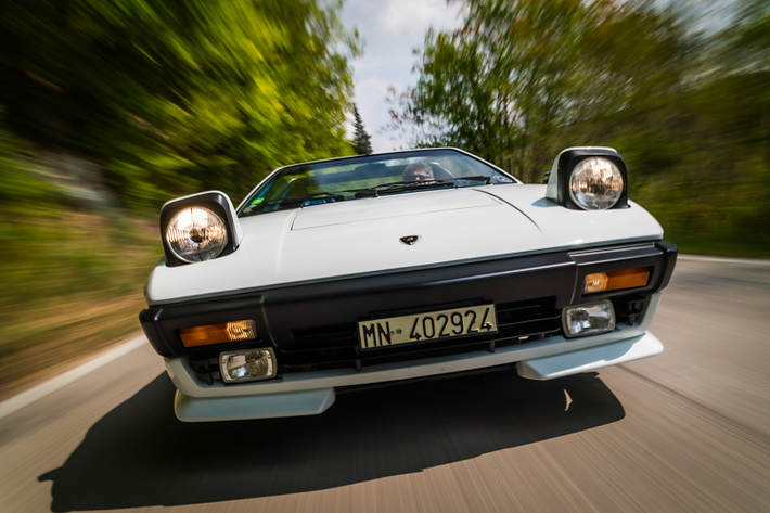 Dòng xe với mui mở kiểu Targa được thiết kế bởi Marc Deschamps đến từ thương hiệu Carrozzeria Bertone. Nhà thiết kế người Pháp này từng là giám đốc bộ phận tạo hình kể từ năm 1980. Thiết kế của mẫu xe còn chịu ảnh hưởng một phần bởi thiết kế của ông Giulio Alfieri, Tổng giám đốc kiêm Giám đốc kỹ thuật của Lamborghini vào thời điểm bấy giờ.