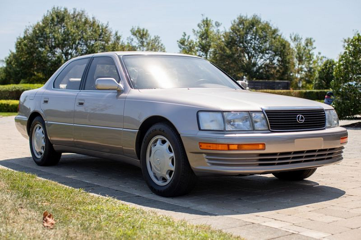 Lexus LS400 được trang bị động cơ V8, và cũng dễ dàng đạt được quãng đường 300 nghìn dặm mà không cần sửa chữa nhiều. Hiện nay, LS400 là dòng xe cổ được nhiều người tìm mua với mục đích sưu tầm.