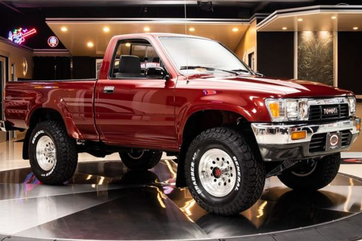 2. Toyota Hilux Dù không có doanh số tốt như đối thủ Ford Ranger nhưng Toyota Hilux lại luôn được khen ngợi vì khả năng trèo đèo lội suối ấn tượng và sự bền bỉ vượt thời gian. Top Gear đã vinh danh Toyota Hilux với danh hiệu "The Indestructible Hilux" (không thể phá hủy).