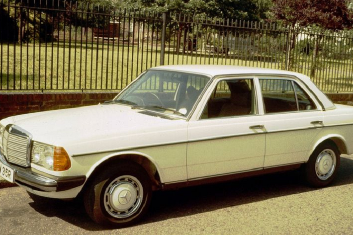 6. Mercedes-Benz W123 Ra đời vào thập niên 70, Mercedes-Benz W123 gây ấn tượng với chất lượng vượt trội so với những chiếc xe hơi ở thời điểm đó. W123 đã vượt qua mẫu xe Mercedes-Benz W114 thành chiếc Mercedes thành công nhất, bán được 2,7 triệu chiếc trước khi được Mercedes-Benz W124 thay thế sau năm 1985.