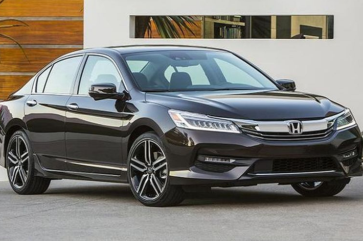 9. Honda Accord Không chỉ có chất lượng sản xuất tốt, Honda Accord bản số sàn còn được các chuyên gia đánh giá là một trong những mẫu xe có hệ thống chuyển số tốt nhất thế giới. Hiện tại, có không ít người tìm mua Accord cũ để sử dụng vì dù đã trải qua hàng chục năm lăn bánh thì xe vẫn chạy rất tốt, ít phải sửa chữa.
