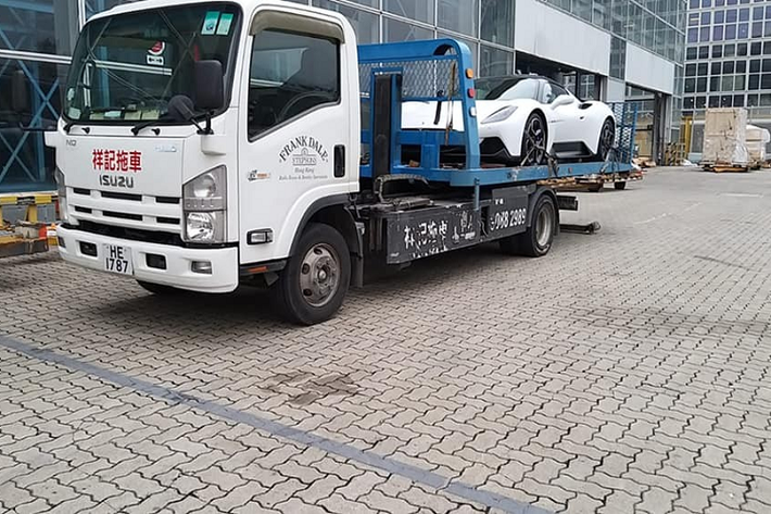Chỉ còn hơn 1 tháng nữa là đến Tết Nguyên Đán, đây cũng là lúc các công ty nhập khẩu tư nhân mạnh dạn đưa các siêu xe, xe siêu sang và SUV siêu sang về nước để tranh thủ cho các đại gia Việt có xe chơi trong năm mới. Và chiếc Maserati MC20 thứ 2 dự đoán chuẩn bị hạ cánh tại Việt Nam trong bài viết này cũng không ngoại lệ.