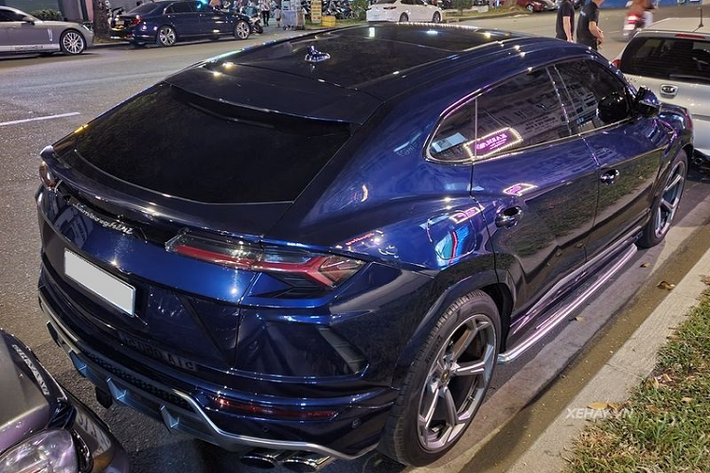 Xe được trang bị bộ la-zăng 5 chấu hình hoa sơn xám đi kèm kẹp phanh màu ghi đậm thể thao. Nhìn chung, tổng thể chiếc Lamborghini Urus màu hiếm này vô cùng nổi bật, nó thu hút sự chú ý của mọi người xung quanh khi đỗ bên lề đường.