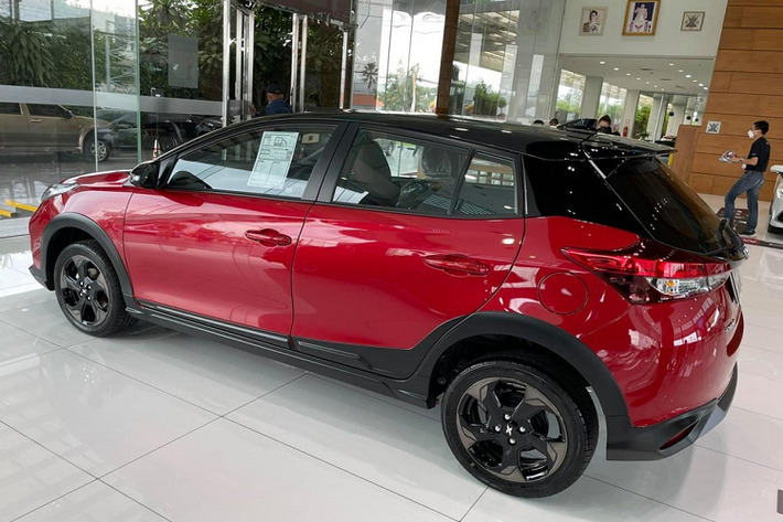 Ngay cả động cơ của Toyota Yaris X-Urban 2021 cũng giữ nguyên như bản thường. Cụ thể, xe được trang bị động cơ xăng 4 xi-lanh, Dual VVT-iE, dung tích 1.2L, sản sinh công suất tối đa 92 mã lực tại tua máy 6.000 vòng/phút và mô-men xoắn cực đại 109 Nm tại tua máy 4.400 vòng/phút. Động cơ kết hợp với hộp số biến thiên vô cấp Super CVT-i.