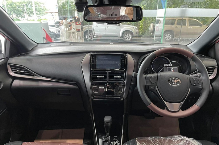 Cuối cùng là các trang bị an toàn như 7 túi khí, hệ thống chống bó cứng phanh ABS, phân bổ lực phanh điện tử EBD, hỗ trợ lực phanh khẩn cấp BA, cân bằng điện tử, kiểm soát lực kéo, hỗ trợ khởi hành ngang dốc, camera lùi và cảm biến đỗ xe phía sau.