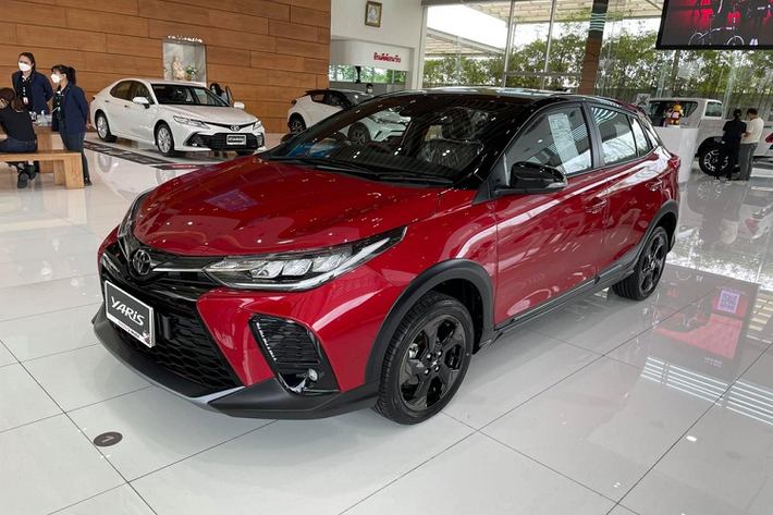Vào hồi tháng 9 năm nay, Toyota đã bất ngờ tung ra phiên bản X-Urban mới của dòng xe hatchback cỡ nhỏ Yaris tại thị trường Thái Lan. Những chiếc Toyota Yaris X-Urban 2021 mới sau đó đã được trưng bày tại đại lý ở Thái Lan. Nhờ đó, chúng ta có thể chiêm ngưỡng hình ảnh "bằng xương, bằng thịt" của Toyota Yaris 2021 phiên bản gầm cao và thiết kế thể thao hơn.