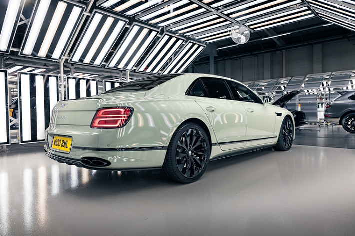 Trong khi đó, màu sơn Claret trên Bentley được tạo ra vào năm 2002, độc quyền trên chiếc Bentley State Limousine là quà tặng của hãng xe Anh Quốc dành cho nữ hoàng Elizabeth II nhân dịp kỷ niệm 50 năm tại vị (Golden Jubilee).