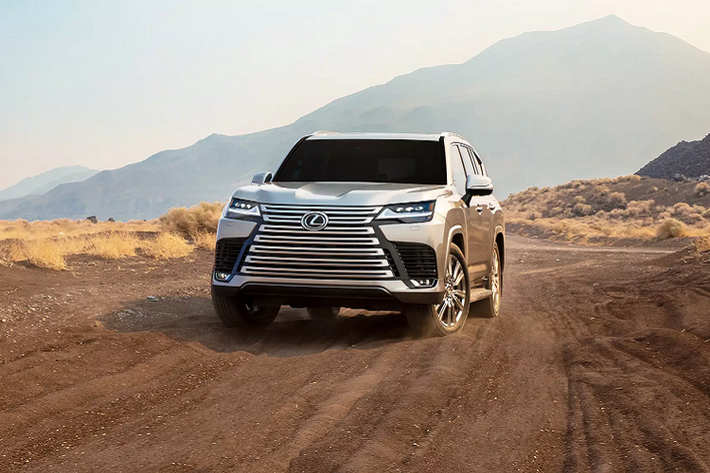 Tuỳ thuộc vào phiên bản gồm: Tiêu chuẩn Standard, Premium, Luxury, F SPORT và Ultra Luxury sẽ có trang bị khác nhau. Xe sở hữu kích thước chiều dài cơ sở 2.850 mm từ thế hệ đầu tiên vào năm 1995. Theo Lexus, kích thước này mang lại khả năng vận hành cao trên địa hình gồ ghề và nội thất rộng rãi. Các góc vượt chướng ngại vật trên mặt đất (góc tiếp cận, góc khởi hành và góc vượt đỉnh dốc), góc nghiêng tối đa 44 độ, đi kèm với khả năng leo dốc 45 độ và vượt nước sâu 700 mm.