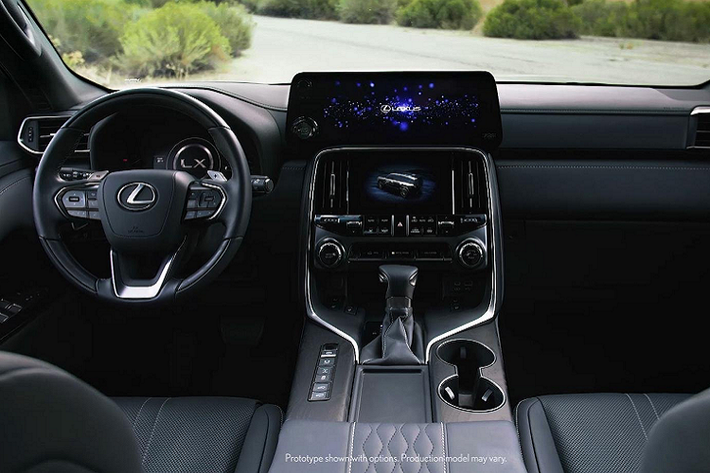 Lexus LX 2022 từ bỏ động cơ xăng V8 dung tích 5.7L hút khí tự nhiên ở thế hệ cũ (3UR-FE), chuyển sang sử dụng động cơ xăng V6 dung tích 3.5L tăng áp kép, mã động cơ V35A-FTS, cho công suất tối đa 409 mã lực và mô-men xoắn cực đại 650Nm tại 3.600 vòng/phút. Sức mạnh được truyền xuống bốn bánh (4WD), thông qua hộp số tự động 10 cấp Direct Shift mới (10AT).