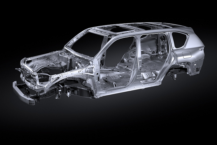 Bước sang thế hệ mới, Lexus LX600 2022 mới được “đập đi xây lại” toàn bộ thiết kế. Nổi bật nhất chính là phần đầu xe sở hữu cụm đèn pha full-LED sắc sảo sang trọng, mặt ca-lăng thiết kế mới ấn tượng, tạo cảm giác chiều sâu và có phần cầu kỳ hơn.
