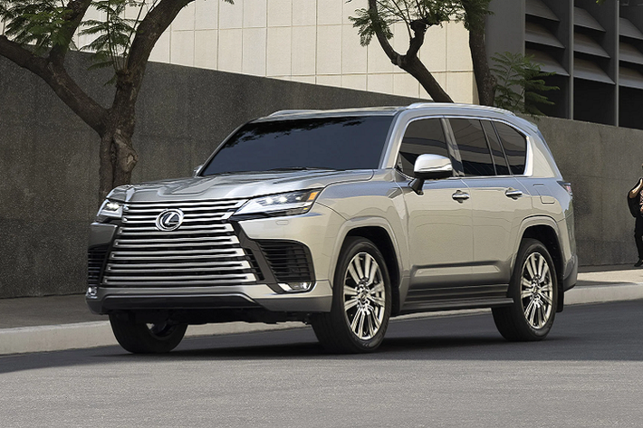 Dòng Lexus LX thế hệ thứ 3 (J200) đã có mặt trên thị trường từ năm 2007, đến nay đã gần 15 năm với nhiều bản nâng cấp khác nhau. Sau khi Toyota ra mắt Land Cruiser thế hệ mới (300 Series), hãng xe sang của Toyota – Lexus đã nhanh chóng giới thiệu Lexus LX 2022 hoàn toàn mới, đồng thời thay đổi tên gọi từ LX570 thành LX600.