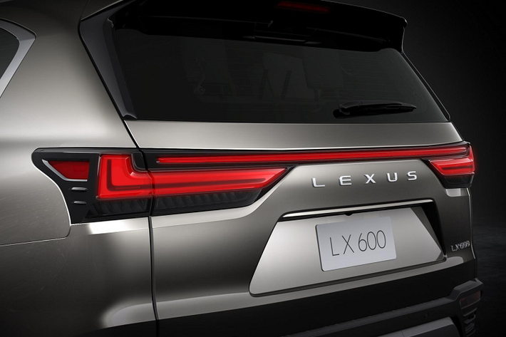 Lexus LX600 2022 cũng có hệ thống màn hình hiển thị đa địa hình (Multi-Terrain Monitor) tương tự như Land Cruiser 2022. Hệ thống này sử dụng 4 camera để giúp người lái quan sát xung quanh xe. Tất cả được hiển thị trên toàn bộ màn hình 12,3 inch, cho phép người lái kiểm tra tình trạng đường xá, điểm mù… Ở phiên bản F Sport thể thao, xe đi kèm với nhiều trang bị như Hệ thống treo có thể thay đổi thích ứng (AVS) và hệ thống lái trợ lực điện (EPS) được điều chỉnh thiếp lập thiên hướng thể thao, cho khả năng xử lý nhạy bén hơn.