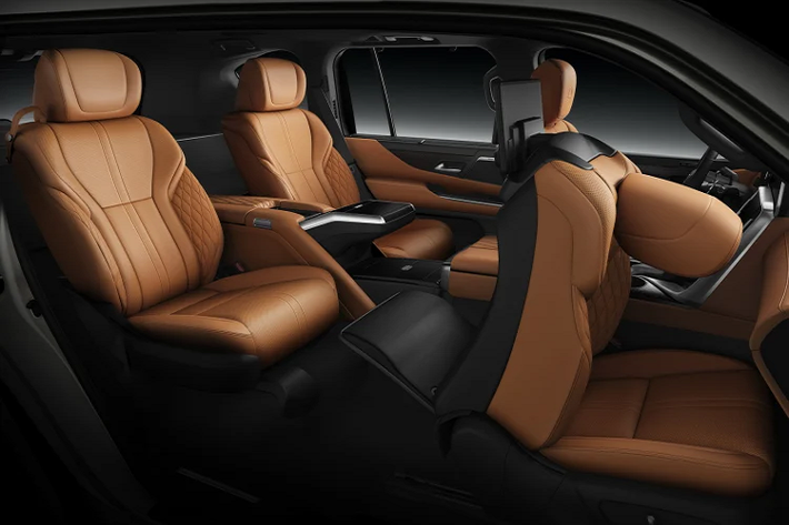 LX600 2022 được trang bị tiêu chuẩn hệ thống an toàn và hỗ trợ lái Lexus Safety System+ 2.5 bao gồm: Hệ thống cảnh báo trước va chạm (FCW), phanh khẩn cấp tự động (AEB), phát hiện người đi bộ và phát hiện người đi xe đạp. Hỗ trợ lái khẩn cấp (ESA), Kiểm soát hành trình bằng radar mọi dải tốc độ (DRCC). Cảnh báo chệch làn đường với Hỗ trợ lái (LDA w / SA) và Hệ thống hỗ trợ theo dõi làn đường (LTA) và hơn nữa.
