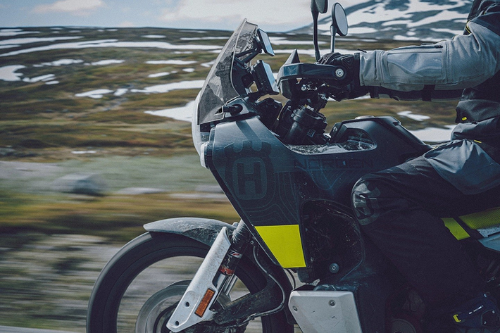 Theo công bố, mẫu Husqvarna Norden 901 sẽ được tích hợp sẵn hệ thống điện tử hỗ trợ người lái là cảm biến IMU 6 trục nhằm kiểm soát các tính năng như ABS cảm biến góc nghiêng, kiểm soát độ hẫng bánh trước, kiểm soát lực kéo.