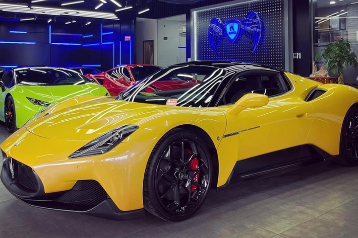 Sau gần 2 tuần được trưng bày trong công ty nhập khẩu tư nhân này, chiếc siêu xe Maserati MC20 độc nhất vô nhị tại dải đất hình chữ S đã lên xe chuyên dụng để bàn giao cho chủ xe. Khá thú vị là đích đến của chiếc xe cứu hộ chở theo Maserati MC20 đầu tiên về Việt Nam không phải là một địa điểm nào đó ở Sài thành hay Hà Nội, nơi được xem là cái nôi chơi siêu xe trong nước mà là ở tỉnh Tây Ninh