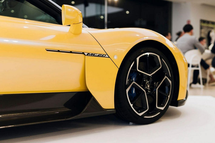 Kể từ sau dự án Maserati MC12, hãng xe cây đinh ba không cho ra mắt thêm 1 chiếc siêu xe ấn tượng nào khác, chính vì thế, sự xuất hiện của MC20 là câu trả lời của hãng xe Maserati dành cho những McLaren 600LT, Audi R8 V10 2022, Lamborghini Huracan EVO...