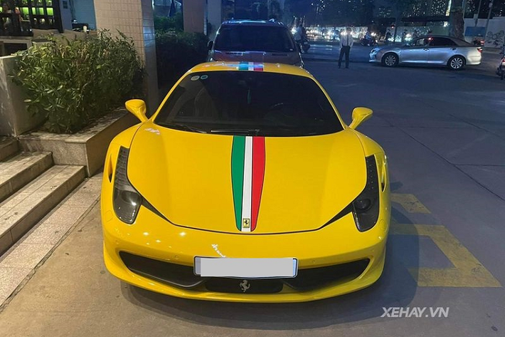 Cung cấp sức mạnh cho Ferrari 458 Italia là khối động cơ hút khí tự nhiên V8 4.5L sản sinh công suất 570 mã lực và mô-men xoắn cực đại 540 Nm. Xe có khả năng tăng tốc 0-100 km/h trong 3,4 giây trước khi đạt tốc độ tối đa 325 km/h.