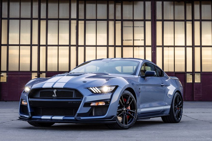 Ford Mustang Shelby GT500 Heritage Edition 2022 có màu sơn ngoại thất xanh dương Brittany Blue với điểm nhấn là những đường sọc trắng Wimbledon White được thiết kế kéo dài từ đầu xe ra sau, chạy ngang bên hông, lấy cảm hứng từ chiếc GT500 1967 nguyên bản.