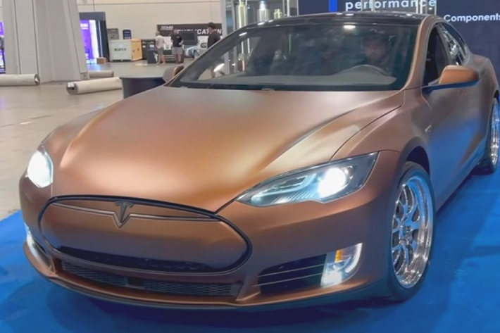Rich Benoit gọi chiếc xe này là ICE-T, viết tắt cho cụm từ “Internal Combustion Engine Tesla”, tạm dịch là “xe Tesla dùng động cơ đốt trong”.