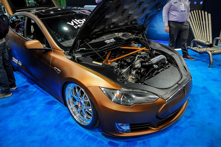 Rich Benoit đã sử dụng động cơ V8 6.2L hút khí tự nhiên từ một chiếc Chevrolet Camaro khác. Về mặt lý thuyết thì chỉ đơn giản là lắp khối động cơ này vào Tesla Model S, tuy nhiên thực hành lại không hề dễ dàng như vậy.