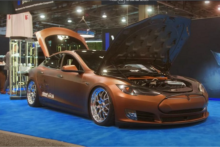 “Đối tượng thí nghiệm” lần này là một chiếc Tesla Model S chạy điện đã bị hư hỏng trong một trận lũ lụt và do đó Rich Benoit - chủ kênh YouTube Rich Rebuilds, đã đưa ra một quyết định rất táo bạo. Đó là chuyển đổi chiếc Model S này thành một chiếc ôtô dùng động cơ đốt trong, trái ngược hoàn toàn với tinh thần của Tesla.