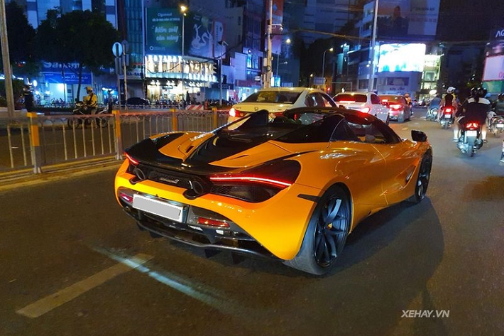 So với những chiếc McLaren 720S Spider mui trần đang có mặt trong nước, chiếc 720S Spider này nổi bật hơn không chỉ nhờ "bộ cánh" màu cam rực rỡ mà còn ở trang bị cánh gió đuôi xe được làm từ sợi carbon. Đây là một trong những trang bị cực hiếm trên các mẫu McLaren tại Việt Nam hiện nay.