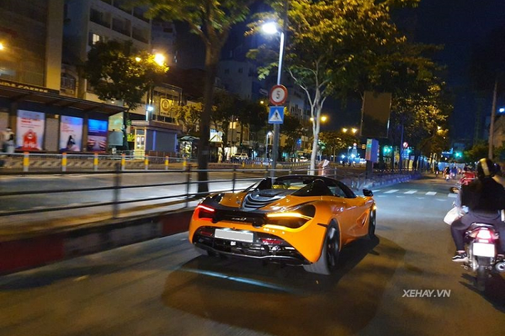 Chiếc 720S Spider này được trang bị gần như đầy đủ các chi tiết tuỳ chọn ốp carbon ở ngoại thất bao gồm hốc gió trên trước, khe gió trên nắp ca-pô, ốp gương cửa và khe hút gió sau. So với biến thể 720S Coupe, sự khác biệt lớn nhất trong thiết kế của 720S Spider chính là phần mui cứng có thể thu vào, các cửa sổ sau chỉnh điện và các cột trụ mới.