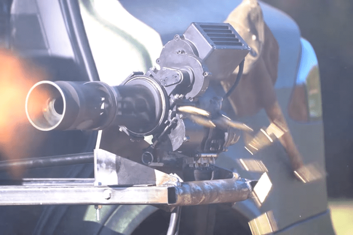 Đương nhiên, điểm thu hút chính của chiếc Tesla này liên quan đến hai khẩu súng minigun 5,56 mm mà có thể trượt ra trên giá treo độ riêng thông qua một nút bấm đơn giản.