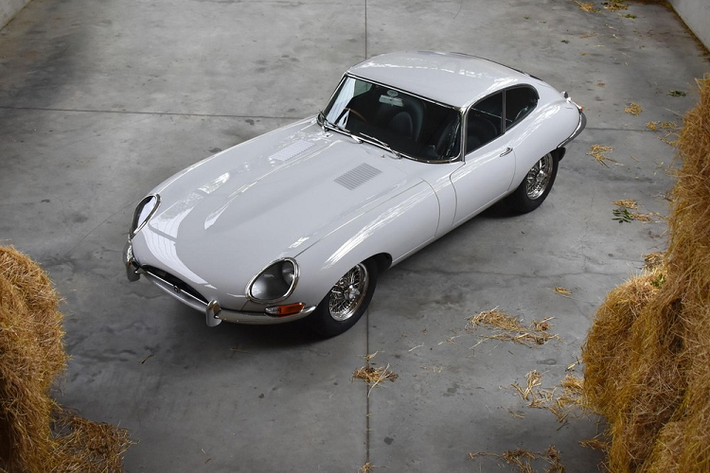 Giờ đây, E-Type UK, một trong những công ty phục chế hàng đầu của mẫu xe thể thao huyền thoại, đã dày công khôi phục một chiếc Jaguar E-Type Series 1 FHC đời 1964 tuyệt đẹp trở lại dáng vẻ vinh quang năm xưa với những nâng cấp bổ sung cho khung gầm để đáp ứng các tiêu chuẩn xe thể thao hiện đại. Khi mới ra mắt, mẫu coupe Series 1 đã được đặt hàng ở cấu hình tay lái bên trái ở Na Uy với lớp sơn ngoại thất Pearl Grey (xám ngọc trai) và nội thất da xanh đậm, một sự kết hợp màu sắc hiếm gặp vào thời điểm đó.
