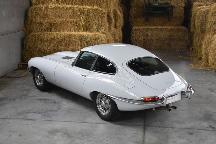 Một hộp số 5 cấp mới đã thay thế hộp số 4 cấp nguyên bản của chiếc Jaguar E-Type hàng hiếm này để "đảm bảo động cơ ít bị căng hơn và lựa chọn các bánh răng riêng lẻ chính xác hơn." Bên trong, nội thất bọc da màu xanh đậm nguyên bản của chiếc xe đã được tái tạo chuẩn xác, và phối lại với ghế và mặt táp lô giờ đây cũng mang màu xanh tương tự.
