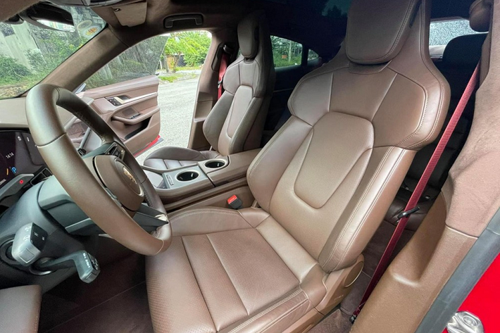Dòng xe điện như Porsche Taycan Turbo có sức mạnh khá ấn tượng khi chỉ mất có thời gian 3,2 giây là đủ khả năng tăng tốc từ vị trí xuất phát tới 100km/h, tương đương các mẫu xe thể thao như Chevrolet Camaro, Ford Mustang hay Chevroler Corvette.