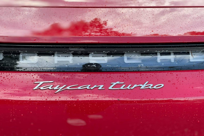 Dòng xe Porsche Taycan ngay khi được ra mắt trên thế giới đã nhận được sự quan tâm không nhỏ của các đại gia Việt, và ngay khi đại lý chính hãng Porsche trong nước bắt đầu mở đơn đặt mua, số lượng khách hàng đăng ký không nhỏ. Khá thú vị là sau hơn 1 năm các mẫu xe Porsche Taycan đến tay người tiêu dùng Việt khá nhiều, nhưng cũng đã có vài chiếc lên sàn tìm khách mới. Gần đây nhất là 1 chiếc xe Porsche Taycan Turbo "hàng lướt" tìm khách trải nghiệm với giá tới hơn 9 tỷ đồng.