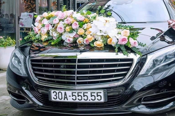 Chiếc biển số 30A-555.55 của chiếc xe Range Rover được ông chủ chuỗi cầm đồ lớn nhất Việt Nam chia sẻ ảnh vào tháng 1/2015. Nhưng dân mạng phát hiện ra rằng, có một chiếc xe Mercedes-Benz S500 đang đeo biển số 30A-555.55 này nên dấy lên nghi vấn ông chủ chuỗi cầm đồ chỉnh sửa ảnh để trêu đùa với bạn bè.