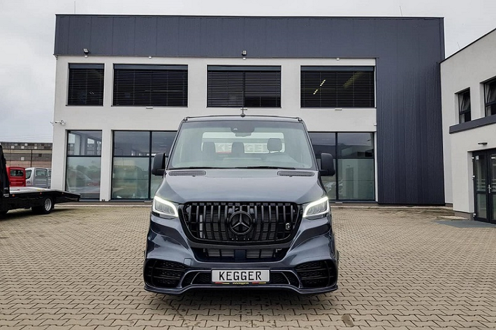 Mẫu xe cứu hộ Mercedes-Benz Sprinter 2021 mới này đã từng được giới thiệu vào hồi tháng 4 bởi hãng độ Ba Lan, Kegger. Xe được lấy cảm hứng từ Mercedes-AMG GT với thiết kế mặt lưới tản nhiệt gồm các nan dọc sơn đen mạnh mẽ, đồ họa cụm đèn pha đúng chất Mercedes cùng hai hốc hút gió lớn đặt thấp.