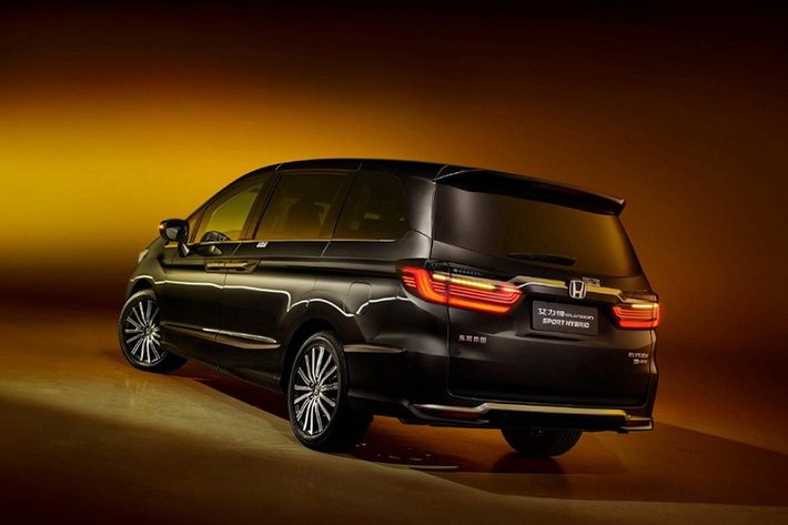 Tương tự đầu xe, đuôi xe của Honda Elysion 2022 cũng gợi liên tưởng đến Odyssey. Điều này được thể hiện qua cụm đèn hậu LED, nối với nhau bằng nẹp mạ crôm. Cuối cùng là nẹp mạ crôm trên cản sau, bao quanh đèn phản quang.