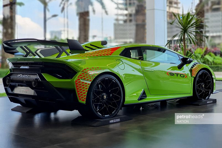 Ở thời điểm hiện tại, chưa rõ giá xe Lamborghini Huracan STO chính hãng tại đất nước Chùa Tháp là bao nhiêu nhưng tại Thái Lan, siêu xe Ý có giá khởi điểm lên tới từ 29,99 triệu Baht (khoảng 23 tỷ đồng).
