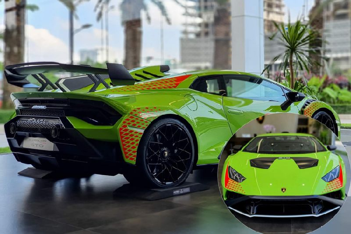 Khác với 2 chiếc đã về trước, Lamborghini Huracan STO chính hãng thứ 3 tại Campuchia sở hữu ngoại thất màu xanh lá cây tươi sáng, kết hợp với nhiều bộ phận làm từ sợi carbon hoặc sơn đen nhám thể thao.
