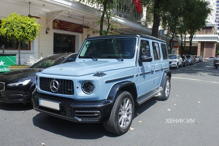 Được biết, doanh nhân Nguyễn Quốc Cường (Cường Đô la) đã đặt hàng chiếc Mercedes-AMG G63 màu China Blue từ một đại lý Mercedes-Benz chính hãng ở Đà Nẵng, anh được nhận bàn giao xe vào hồi tháng 2 năm nay.