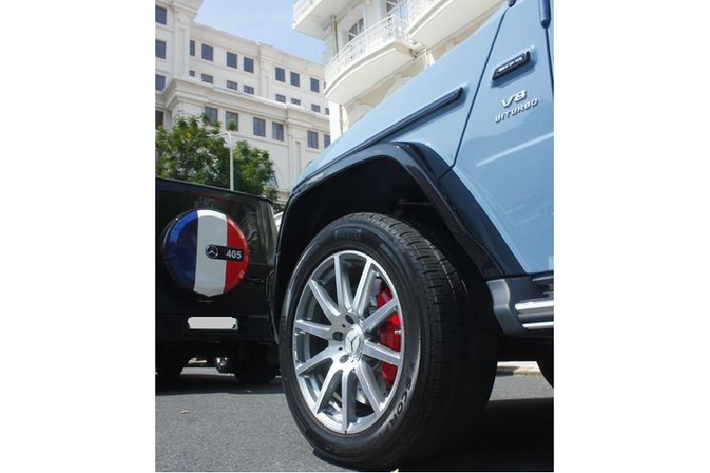 "Trái tim" của Mercedes-AMG G63 là khối động cơ tăng áp kép V8 4.0L, sản sinh công suất 577 mã lực và mô-men xoắn 850Nm, kết hợp với hộp số tự động 9 cấp. G63 AMG có thể tăng tốc từ 0-100km/h trong 4,5 giây trước khi đạt tốc độ tối đa 220km/h.