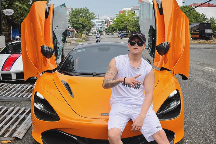 Thông tin từ TiTi cho biết, dự án hoàn toàn mới "cò" siêu xe của mình với một người chuyên bán siêu xe ở huyện Bình Chánh, theo đó, chiếc xe mui trần McLaren 720S Spider đã được cựu thành viên của nhóm nhạc HKT giới thiệu với một người quen biết và nhanh chóng chốt giao dịch trong chiều hôm qua.
